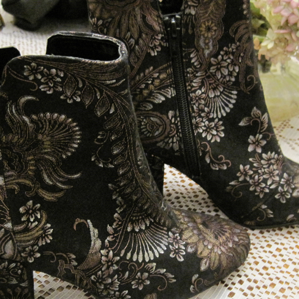 Woman's Aldo Desmarais Ankle boot Size 7